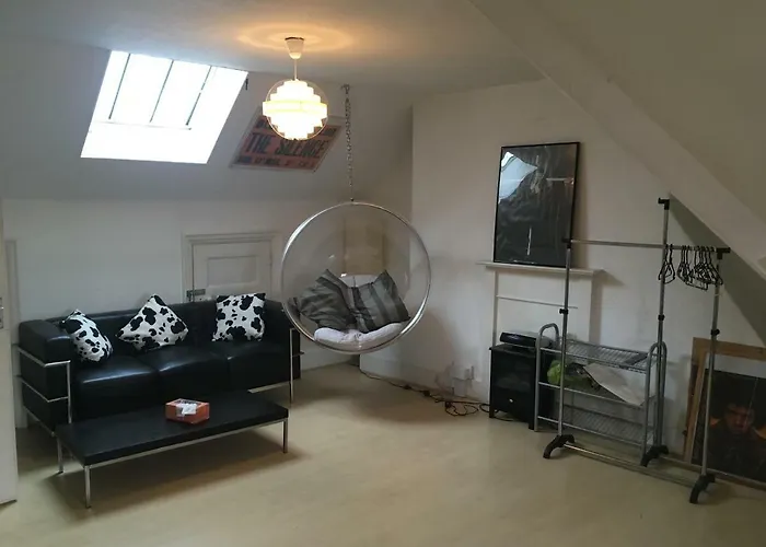 Cheap Basic, No Frills Flat. Sleeps 6, Suitable For Construction Workers?