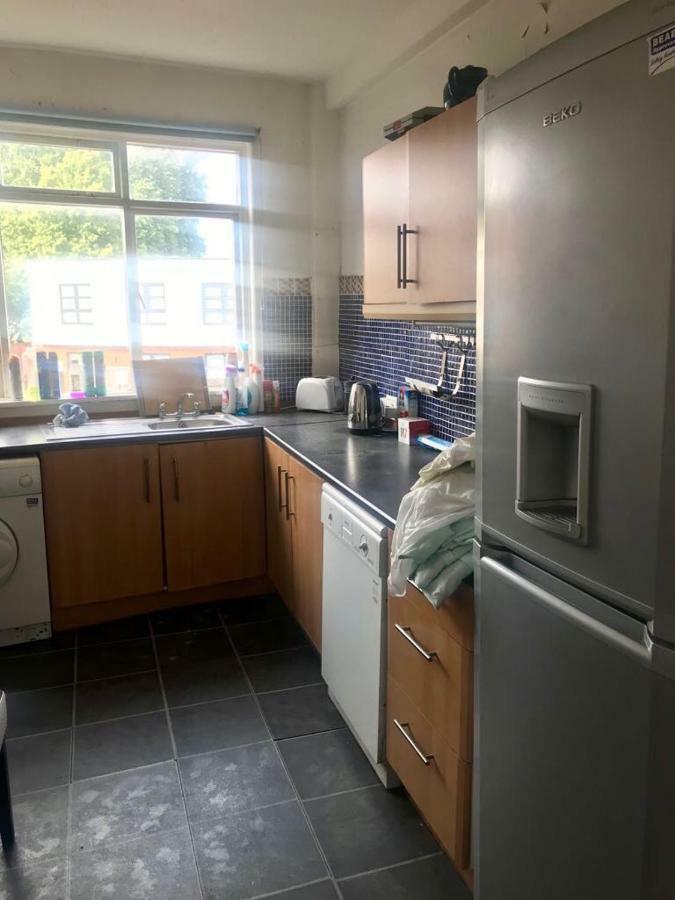 Cheap Basic, No Frills Flat. Sleeps 6, Suitable For Construction Workers? *