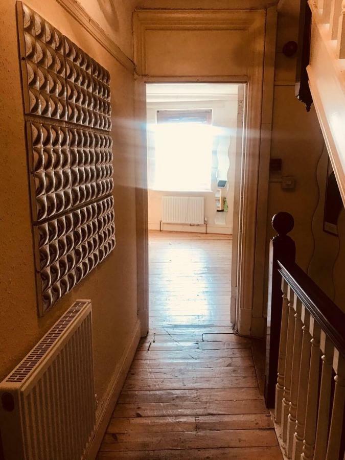 Cheap Basic, No Frills Flat. Sleeps 6, Suitable For Construction Workers? *