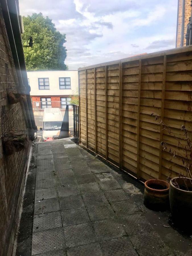 Cheap Basic, No Frills Flat. Sleeps 6, Suitable For Construction Workers? Apartment Edgware