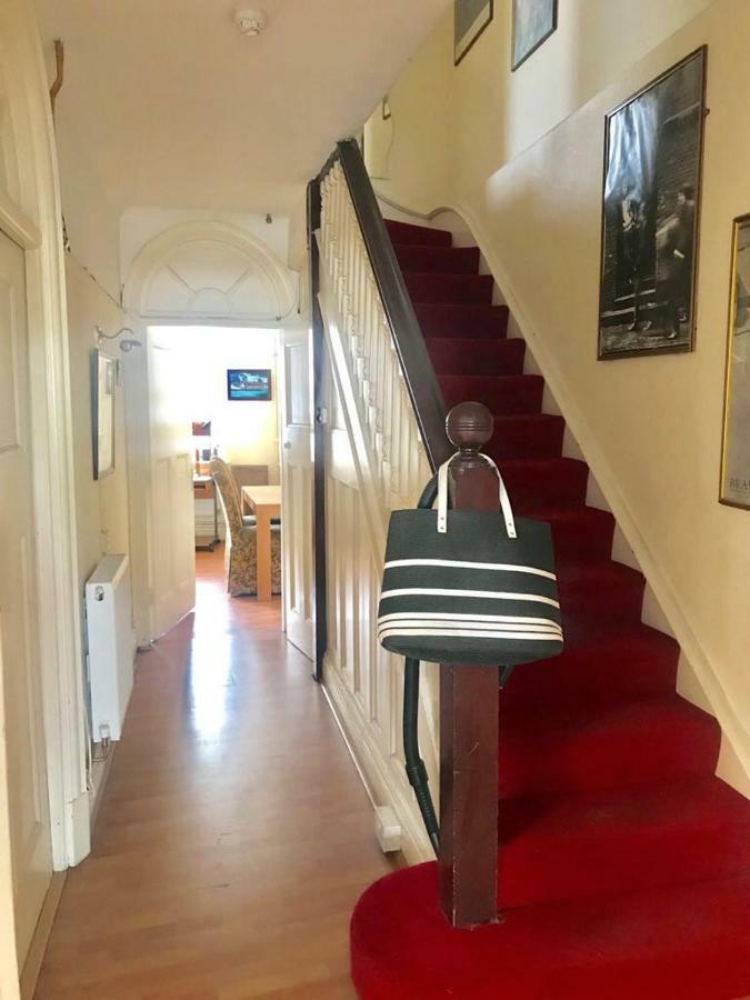 Cheap Basic, No Frills Flat. Sleeps 6, Suitable For Construction Workers? Apartment